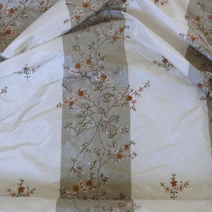Scalamandre Old World Weavers Adina Bronze sur blanc cassé Broderie Bégonia Fleur Soie Blanc Cuivre