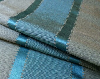 Puede incluir: Primer plano de una tela con rayas de color verde azulado y marrón. La tela tiene una textura sutil y un brillo.