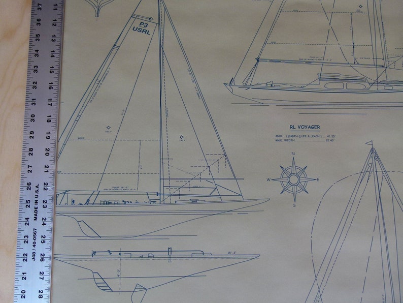 Puede incluir: Un plano de un velero llamado "RL Voyager" con una br&uacute;jula y el texto "MAX LENGTH (SUPP & LEACH) - 40.25'" y "MAX WIDTH - 12.40'" .