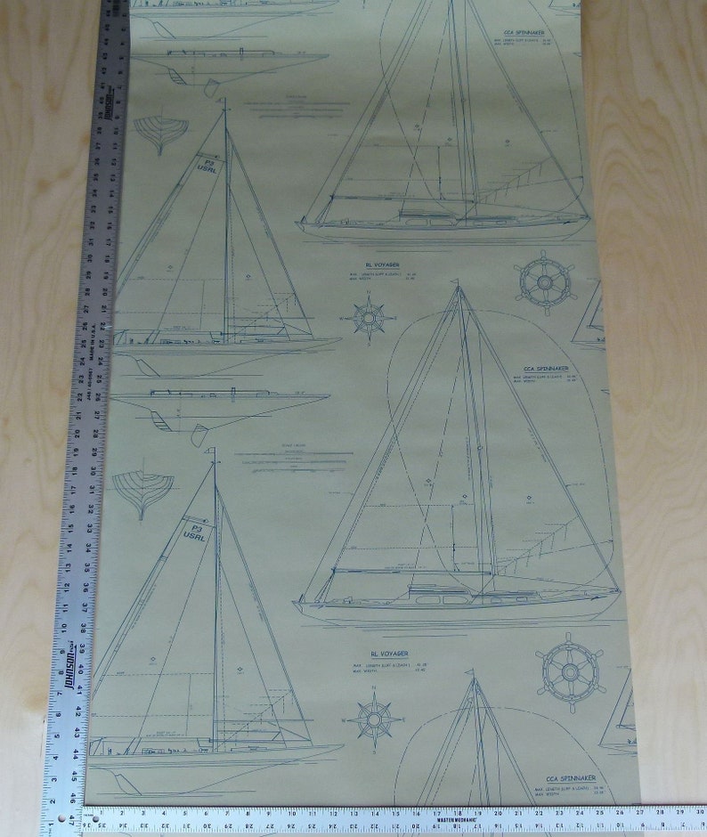 Puede incluir: Un papel tapiz de estilo vintage con dibujos de veleros en l&iacute;nea azul sobre un fondo beige. El papel tapiz presenta los nombres de los veleros, "FJ LUGER", "SL VOYAGER" y "CCA SPINNAKER".