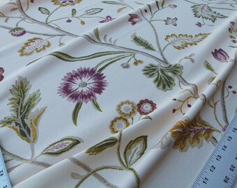 Könnte beinhalten: Weißer Stoff mit einem floralen Muster in Rosa-, Grün- und Goldtönen. Der Stoff zeigt ein sich wiederholendes Muster aus stilisierten Blumen und Blättern.