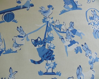 Puede incluir: Una tela azul y blanca con un patrón repetido de conejos, gatos y un gallo. Los conejos están jugando en un sube y baja, un columpio y saltando la cuerda. El gato está trepando a un mayo. El gallo está parado en una rama.