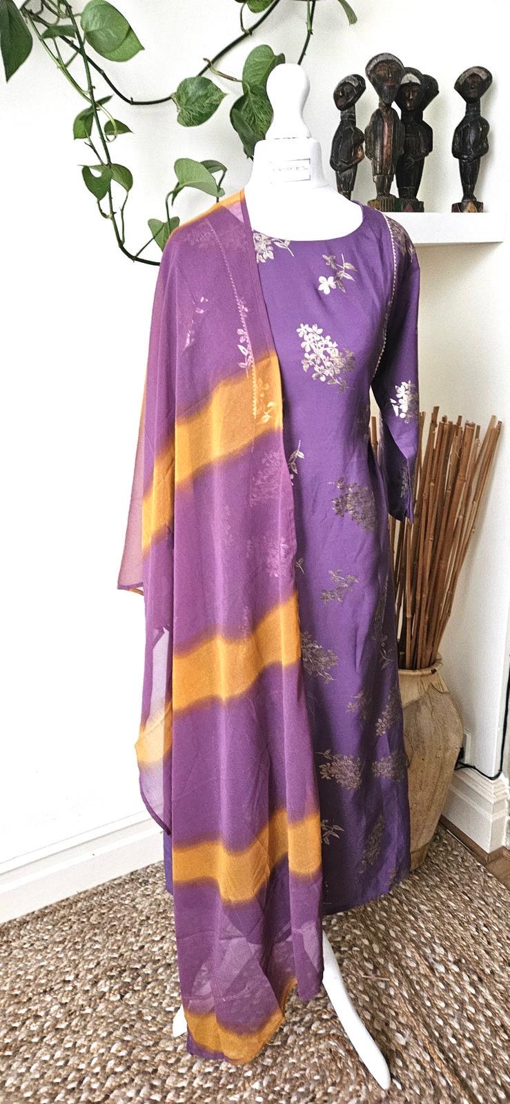 金色のプリントが入った紫のアナルカリ・クルタ：インドの結婚式の