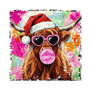 Könnte beinhalten: Eine Illustration einer Highland-Kuh mit Weihnachtsmütze und herzförmiger Sonnenbrille, die eine Kaugummiblase bläst. Der Hintergrund zeigt ein farbenfrohes Spritzmuster mit rosa, grünen und orangen Farbtönen.