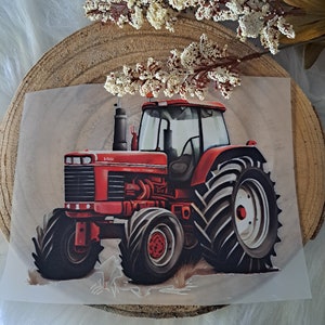 Kleurrijke opstrijkafbeelding van een rode tractor