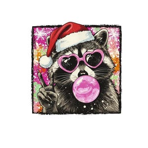 Könnte beinhalten: Illustration eines Waschbären mit Weihnachtsmütze und herzförmiger Sonnenbrille, der eine rosa Blase bläst. Der Waschbär zeigt das Friedenszeichen. Der Hintergrund ist ein farbenfrohes Spritzdesign.