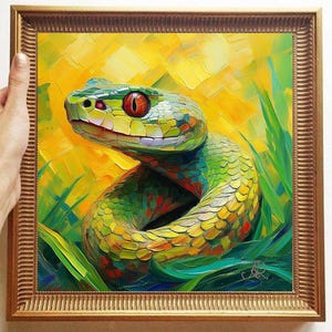 Puede incluir: Una pintura al óleo enmarcada que muestra una serpiente verde vibrante con ojos rojos, sobre un fondo amarillo y verde brillante con pinceladas visibles. La serpiente está enroscada entre briznas de hierba verde, en un estilo texturizado.