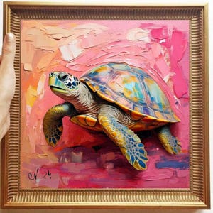Puede incluir: Una pintura colorida de una tortuga marina sobre un fondo rosa y naranja. La tortuga está pintada en un estilo realista con un caparazón y aletas detalladas. La pintura está enmarcada en un marco dorado.