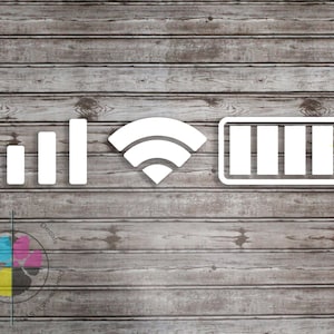 Könnte beinhalten: Weiße Symbole auf einem Holzgrund, die einen vollen Signalbalken, ein WLAN-Symbol und eine volle Batterie zeigen.