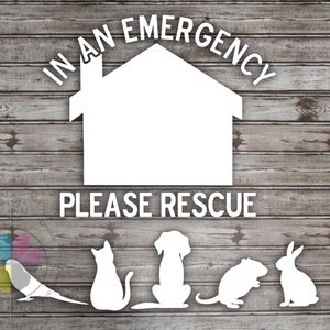 Puede incluir: Un cartel blanco con el texto "IN AN EMERGENCY PLEASE RESCUE" sobre un fondo de madera. El cartel tiene forma de casa con una silueta de un pájaro, un gato, un perro, una rata y un conejo debajo.