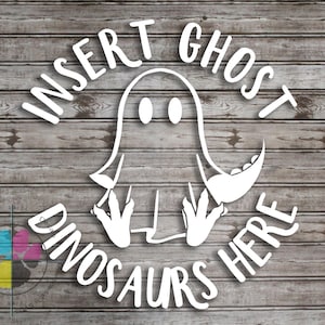 Op de afbeelding: Een witte vinyl sticker met een centrale spookillustratie met dinosaurusvoeten en een staart, omringd door de tekst "INSERT GHOST" in een boog erboven en "DINOSAURS HERE" in een boog eronder in een vet, wit lettertype.