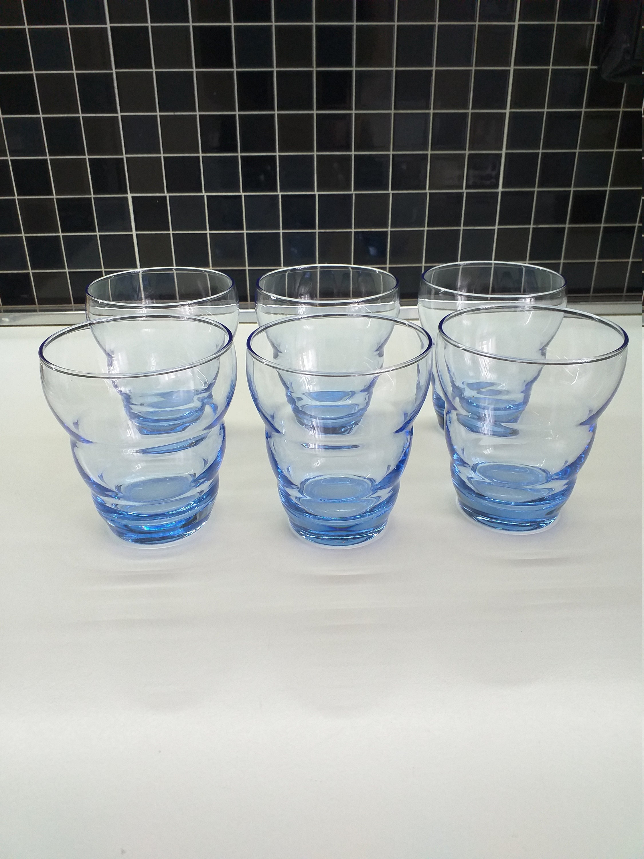 di vetro soffiato ondulati set da 5da 6 bicchieri blu cocktail vintage. bevande acqua Set Bicchieri blu da succo vintage sfondo blu