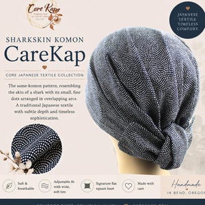 Könnte beinhalten: Eine dunkelblaue Kopfbedeckung mit einem weißen Sharkskin-Komon-Muster aus kleinen Punkten in überlappenden Bögen. Die Kappe verfügt über einen charakteristischen flachen Quadratknoten am Hinterkopf für eine verstellbare Passform. Der Text umfasst CareKaps, Sharkskin Komon und Core Japanese Textile Collection.