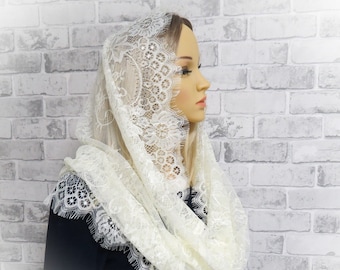 MANTILLA DELLA CAPPELLA, Bellissima sciarpa infinita in pizzo francese di ispirazione vintage tradizionale, velo Mantilla color avorio