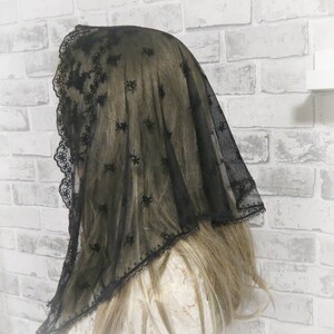 Peut inclure: Voile en dentelle noire avec un motif floral d&eacute;licat. Le voile est transparent et a un bord festonn&eacute;.