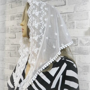 Peut inclure: Voile en dentelle blanche avec un bord festonn&eacute; et des broderies florales. Le voile est transparent et d&eacute;licat, et il est parfait pour une occasion sp&eacute;ciale.
