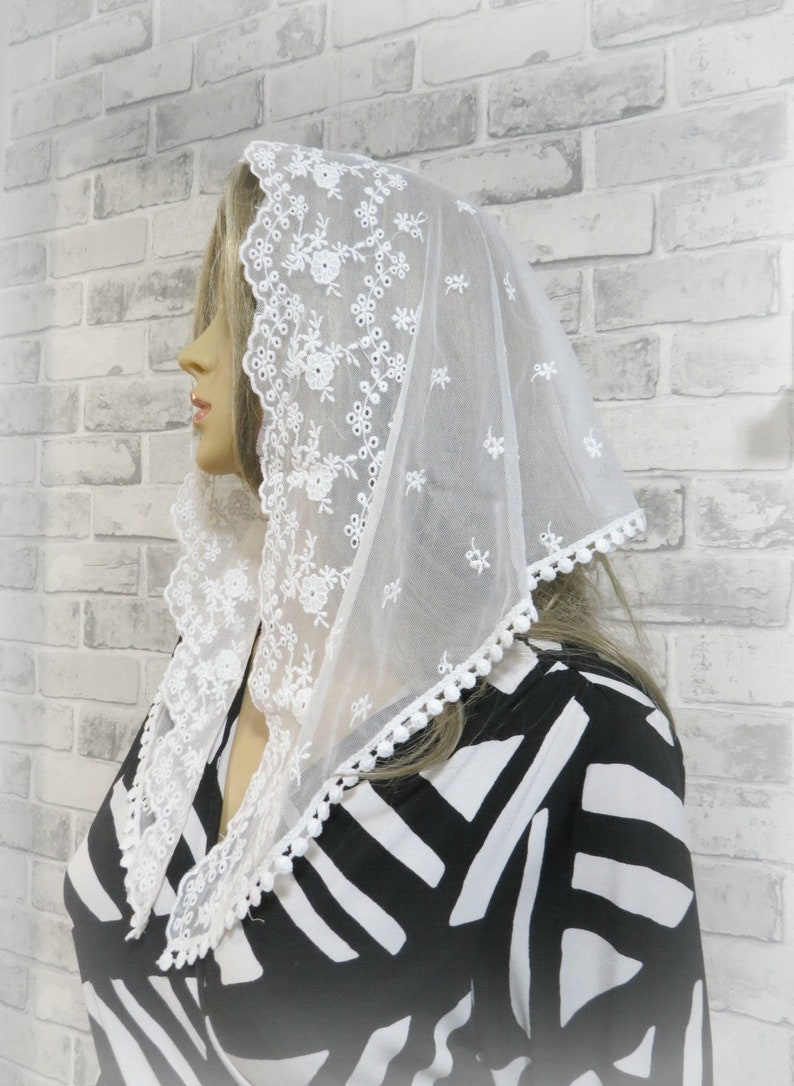 Peut inclure: Voile en dentelle blanche avec un bord festonn&eacute; et des broderies florales. Le voile est transparent et d&eacute;licat, et il est parfait pour une occasion sp&eacute;ciale.