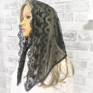 Peut inclure: Mantille en dentelle noire avec broderie florale. La mantille est transparente et a un bord festonn&eacute;.