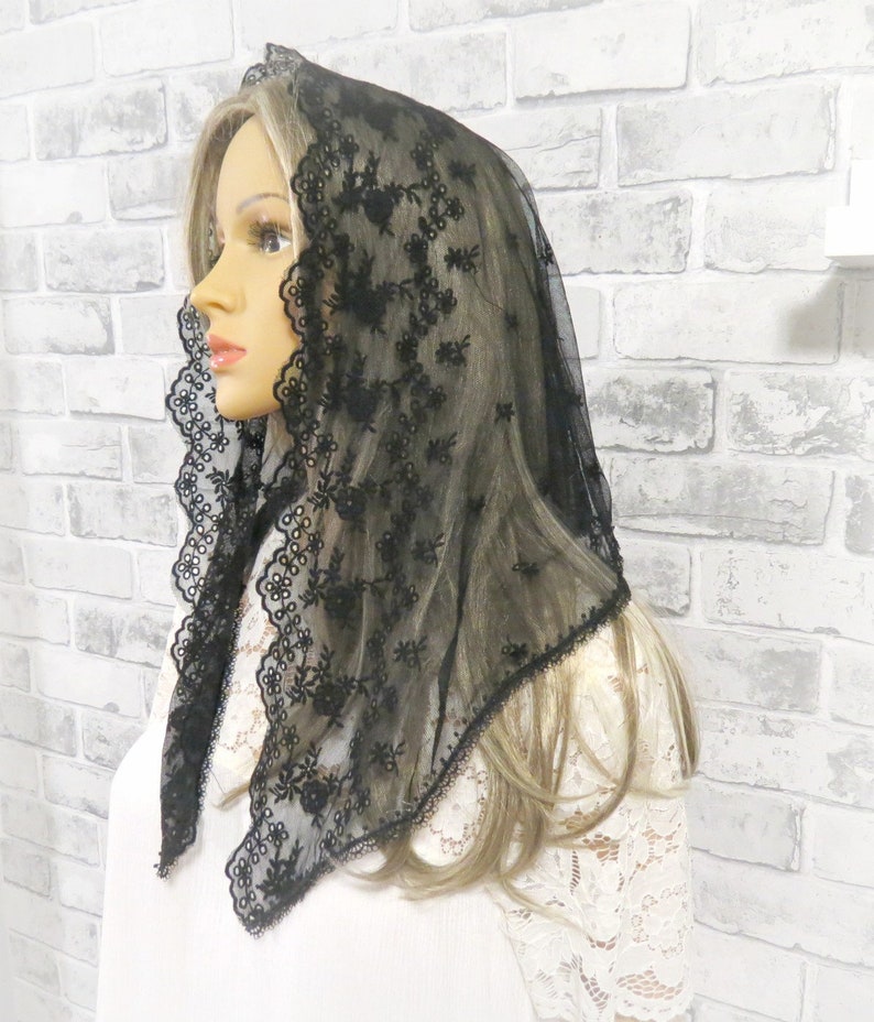 Peut inclure: Mantille en dentelle noire avec broderie florale. La mantille est transparente et a un bord festonn&eacute;.