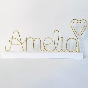 Portafotos personalizado de alambre con nombre, clip en forma de corazón y base de madera.
