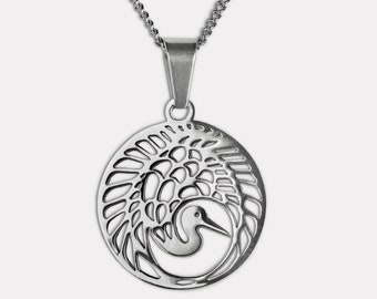 Peut inclure: Un collier pendentif argenté avec un motif d'oiseau stylisé dans un cadre circulaire. L'oiseau a un long bec et un cou incurvé. Le pendentif est suspendu à une chaîne délicate.