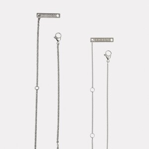 Peut inclure: Trois cha&icirc;nes en argent avec une &eacute;tiquette en argent qui indique "J+MIKOTO" en haut de chaque cha&icirc;ne.