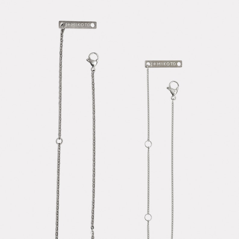 Peut inclure: Trois cha&icirc;nes en argent avec une &eacute;tiquette en argent qui indique "J+MIKOTO" en haut de chaque cha&icirc;ne.