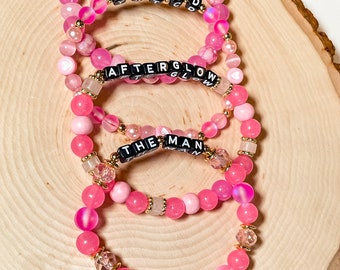 Pulseira Era's Tour Swiftie Stack - Lover Era - 4 peças - Daylight, YNTCD, Afterglow, The Man - Ft. Contas Glow in The Dark