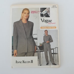 Puede incluir: Patrón de costura Vogue career número 2413 para un traje de chaqueta y pantalón gris de Anne Klein II. El patrón está clasificado como de dificultad media.