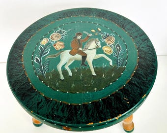 Taburete de madera pintado a mano de tres patas, arte popular, rosemaling, soldado a caballo, flores