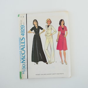 Puede incluir: Un patrón de costura para una chaqueta, una falda y unos pantalones. El patrón es para tallas de mujeres 14 y 36. El patrón es de McCall's y el número es 4929.