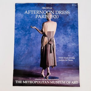 Peut inclure: Un patron de couture vintage intitulé "Afternoon Dress Paris 1920" par Folkwear. Le patron présente un modèle de robe avec une femme portant la robe. Le fond est une surface texturée bleue. Le patron est une adaptation du Metropolitan Museum of Art.
