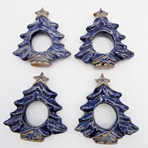 Juego de 4 servilleteros con forma de árbol de Navidad de Rowe Pottery Works, esmaltados en azul con sal, década de 1990.