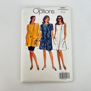Könnte beinhalten: Ein Vintage-Schnittmuster mit dem Titel "Easy Options" mit Illustrationen von drei Kleidern: einer gelben Tunika, einem blauen Kleid mit Blättermuster und einem weißen Kleid mit Taschen. Die Mustergröße ist 14-16-18.