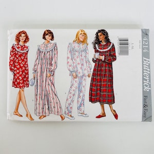 Può includere: Una busta per cartamodello Butterick 4214 per indumenti da notte nelle taglie L-XL. Il fronte mostra illustrazioni di quattro diverse camicie da notte e pigiami con colletti a volant, maniche lunghe e vari motivi tra cui fiocchi rossi, righe, stampe floreali e tartan rosso.