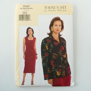 Puede incluir: Un patrón de costura para un vestido y una chaqueta. El patrón se llama "Today's Fit" de Sandra Betzina. El número del patrón es 7537. El vestido es un vestido sin mangas, hasta la rodilla, con un escote cuadrado. La chaqueta es una chaqueta de manga larga con estampado floral.