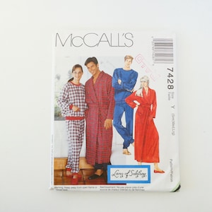 Può includere: Una busta di cartamodello McCall's con immagini di persone in pigiama e accappatoi. La busta ha il testo "McCall's" in alto e il numero del modello "7428". L'immagine include il testo "Lanz of Salzburg".