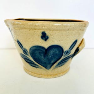 Tigela para massa Shadowlawn Pottery, 17,8 x 12,7 cm, esmalte salino, corações, azul cobalto, estilo rústico vintage.