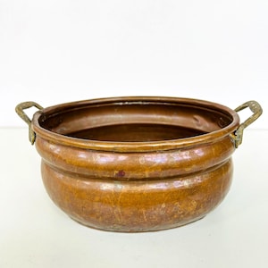 Puede incluir: Un letrero de madera rústica con el texto "Welcome to our home" en letras blancas. El letrero presenta un acabado envejecido y un diseño simple y acogedor, ideal para la decoración de la entrada.