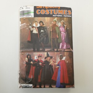 Puede incluir: Un patrón de costura para hacer disfraces de Halloween. El patrón incluye instrucciones para hacer un vampiro, una bruja, un hada, un diablo, un caballero medieval y una capa con capucha. El patrón es de Simplicity Costumes y es para tallas pequeñas a grandes.