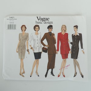 Puede incluir: Patrón de costura Vogue basic design para vestidos y chaquetas de mujer. El patrón incluye cinco estilos diferentes: un vestido beige, un vestido blanco, un conjunto de chaqueta y falda marrón, un conjunto de chaqueta y falda roja y un vestido negro. El patrón es para las tallas 18-20-22.