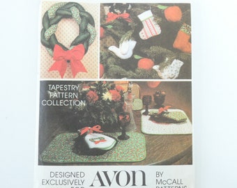 Avon McCall's Crafts 5380 Cucito natalizio UNCUT Collezione di modelli di arazzi Ornamenti, ghirlande, tovagliette, tovaglioli, calze