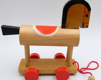 Caballo de madera de haya vintage, juguete de madera para tirar, ruedas rojas, estilo escandinavo MCM.