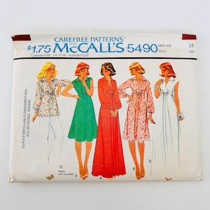 Op de afbeelding: Een vintage McCall's 5490 naaipatroon-envelop voor een jurk of top in maat 14, buste 36. De voorzijde toont illustraties van vijf variaties van jurken en tops in bloemenprint, effen groen, effen rood en wit, ontworpen voor rekbare breisels.