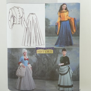 以下が含まれることがあります： 3つの歴史的なコスチュームの縫製パターン。最初の衣装は、大きなスカートのついた青と白のドレス。2つ目の衣装は、長いスカートのついた黄色と青のドレス。3つ目の衣装は、白いジャケットとスカートです。