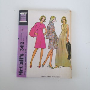 Könnte beinhalten: Vintage McCall's Schnittmuster für ein Kleid und eine Jacke. Die Schnittmuster-Nummer ist 3412 und die Größe ist 14. Das Schnittmuster ist für Damen und die Brustweite ist 36. Das Schnittmuster ist Schritt für Schritt und kostet 1,00 €. Das Schnittmuster ist mit drei Frauen illustriert, die das Kleid und die Jacke tragen.