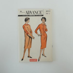 Vintage Advance 8917 Symönster Oklippt Skjortaklänning med Förkläde Poncho i Misses 16 för en 86 cm Byst 1960-talet