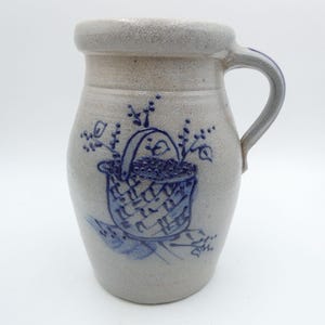 Pojemnik z pojedynczym uchwytem Rowe Pottery Works w kształcie kosza na jagody, glazurowany solą, 1991 r.