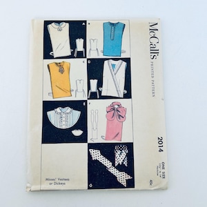 Può includere: Modello di cucito stampato vintage McCall's con vari disegni di gilet e pettorine. Il modello include illustrazioni di diversi stili in colori come bianco, blu e giallo. Il modello è contrassegnato "ONE SIZE" e "45c".