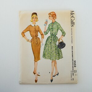 Könnte beinhalten: Vintage McCall's Schnittmuster für ein Kleid mit schmalem oder vollem Rock. Das Schnittmuster ist für Damen und junge Damen in den Größen 14, 34 Brustumfang und 65 Cent. Das Schnittmuster zeigt zwei Frauen, die das Kleid in verschiedenen Stilen tragen.